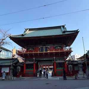 神田明神の入り口。全体的に赤い。