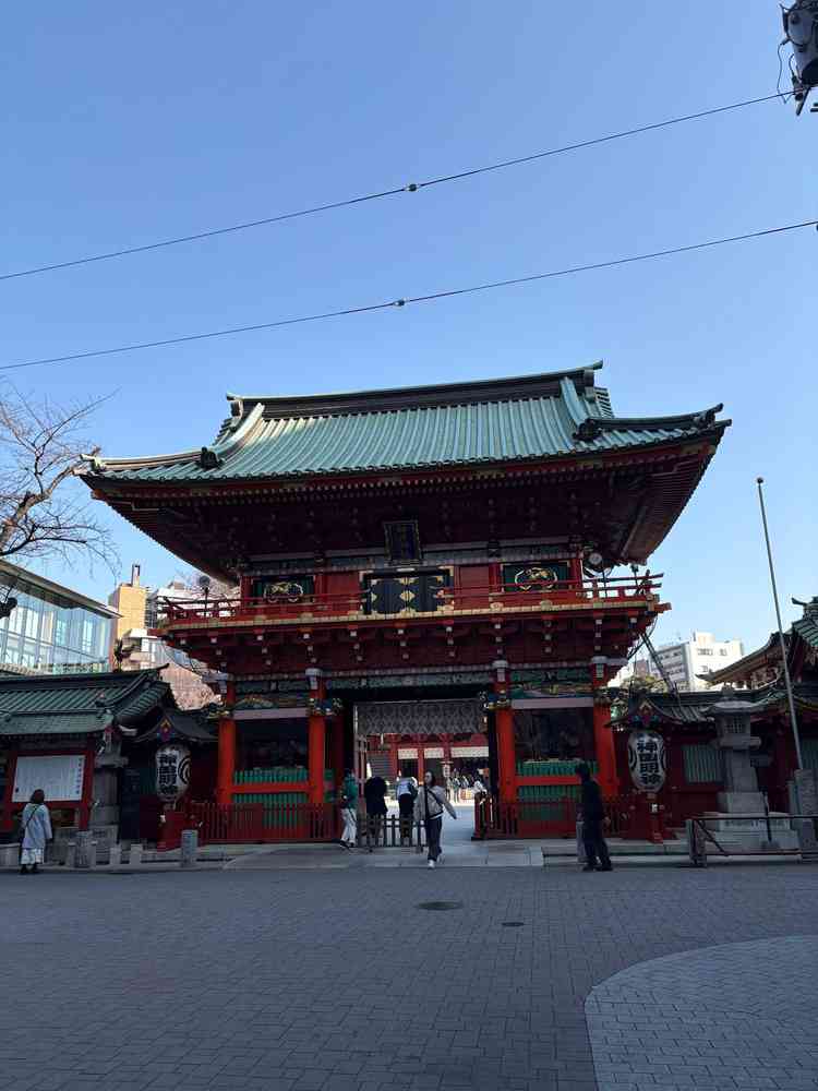 神田明神の入り口。全体的に赤い。