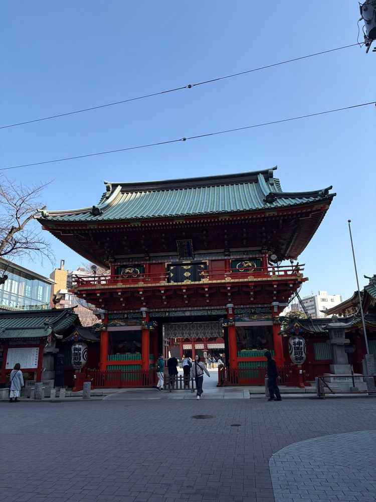 神田明神の入り口。全体的に赤い。