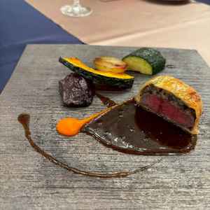 パイ包。見た目も美しく、柔らかい食感のメイン料理。特別感を感じる一皿。