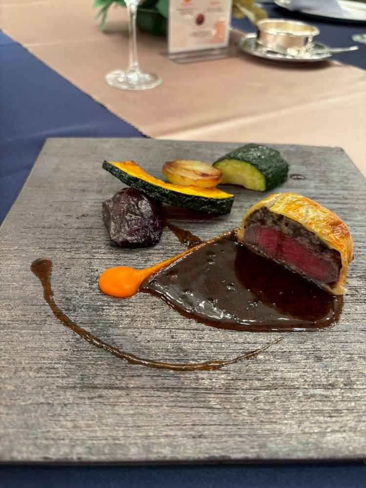 パイ包。見た目も美しく、柔らかい食感のメイン料理。特別感を感じる一皿。