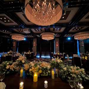 昼の披露宴でも暗く雰囲気を変えれるのは良いと思いました。