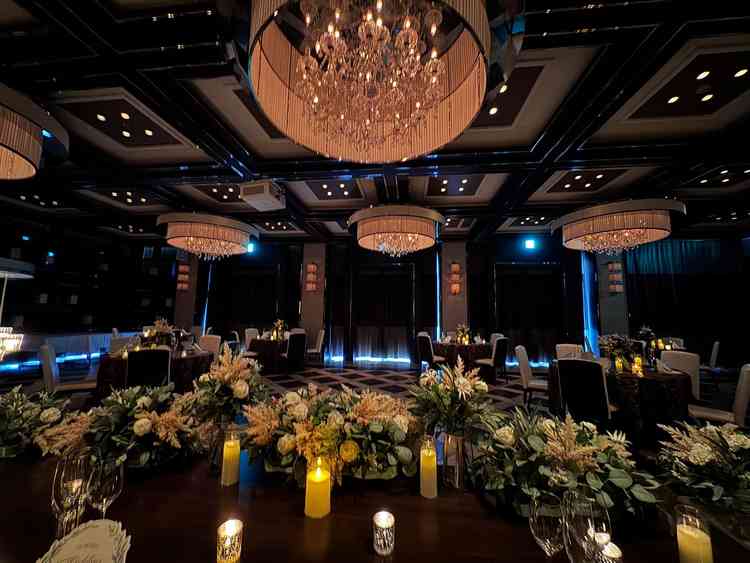 昼の披露宴でも暗く雰囲気を変えれるのは良いと思いました。