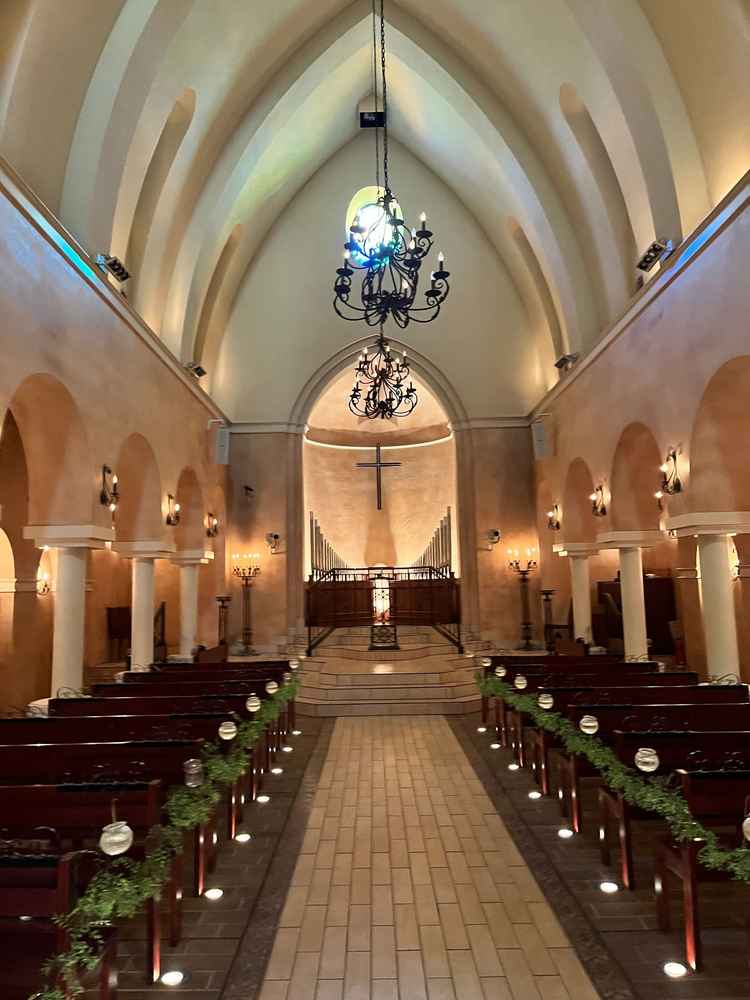 式場のチャペルです。照明の切り替わりが良かったです。