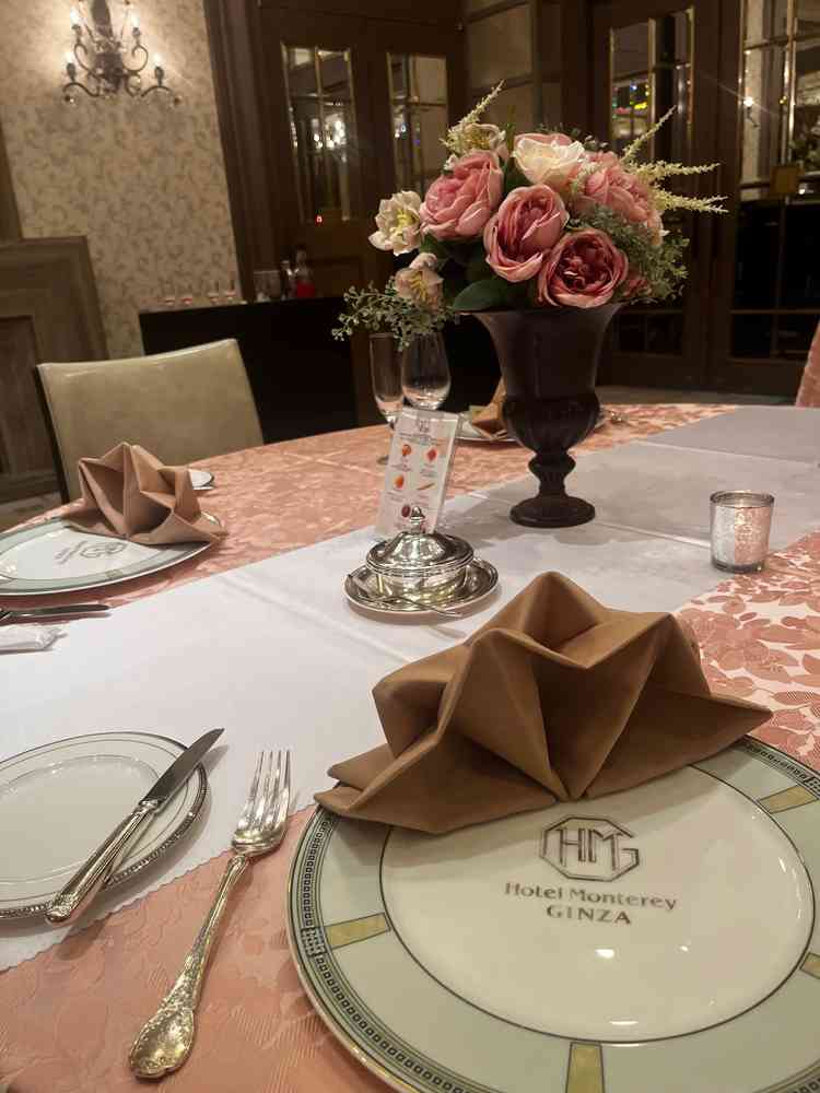 試食しました。テーブルの配色や装花のイメージもつきやすかったです。