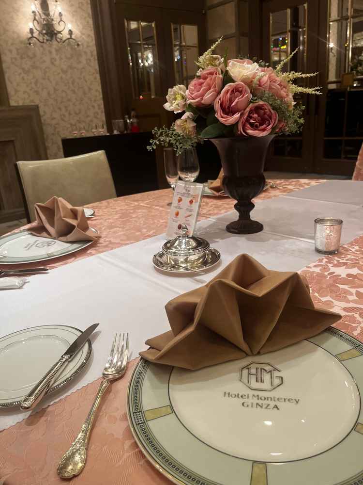 試食しました。テーブルの配色や装花のイメージもつきやすかったです。