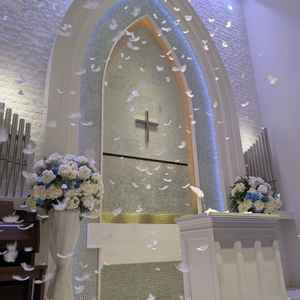 チャペル。照明やカーペットの色を変えることができる。羽根を降らせることができる。