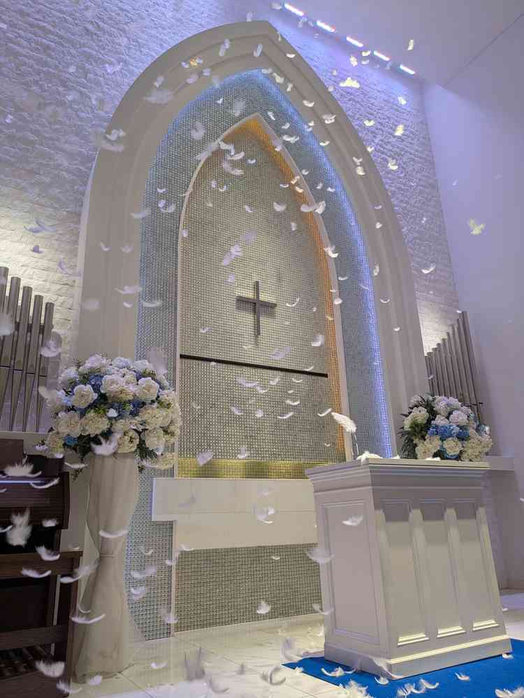 チャペル。照明やカーペットの色を変えることができる。羽根を降らせることができる。