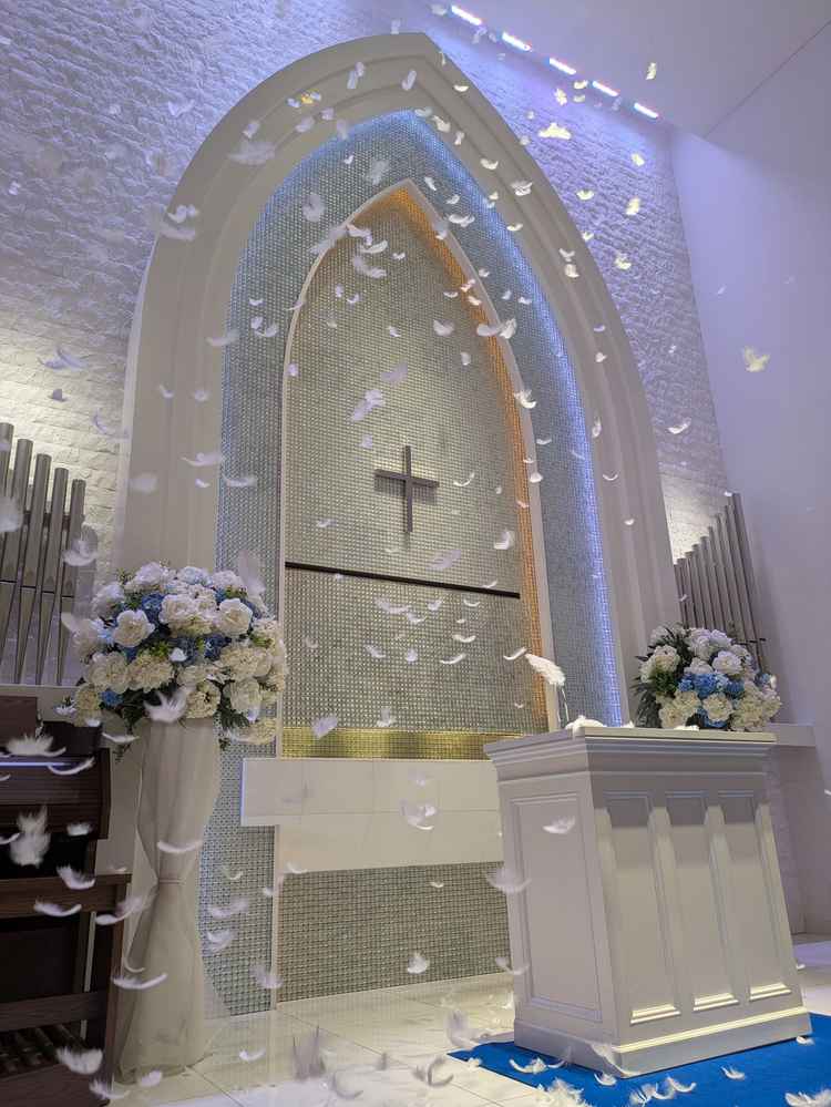 チャペル。照明やカーペットの色を変えることができる。羽根を降らせることができる。