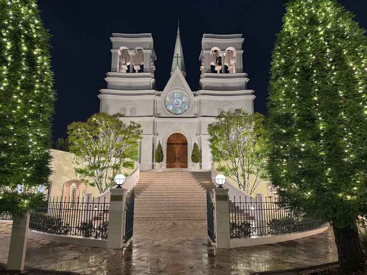 夜のチャペル外観です。ライトアップされてとても綺麗でした。