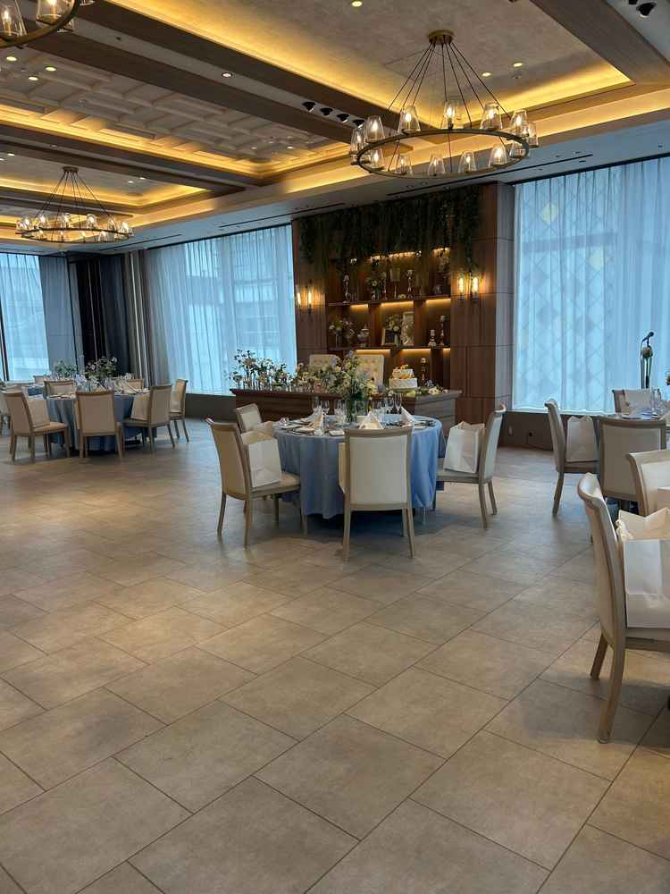 披露宴会場。シンプルなので自由に飾り付けができます。