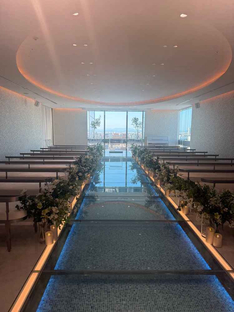 式場が白基調であり、バージンロードや背景がガラス張りとなっておりとても素敵でした。