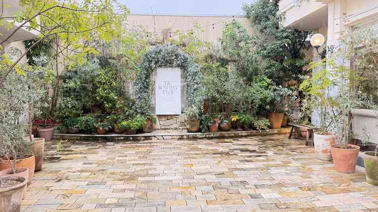 中庭。ここで集合写真を撮ったり、フラワーシャワーなどもできるそうです。