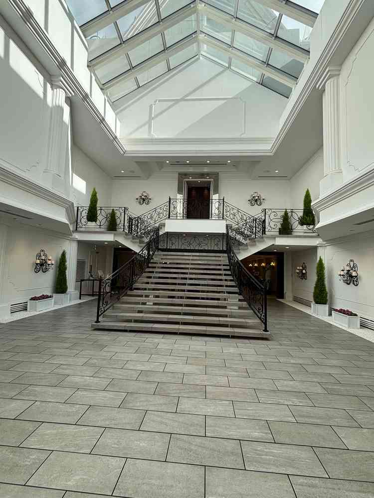 全天候型で、階段でアフターセレモニーができるのが素敵でこの後ウェルカムパーティーがあるのも良かった。