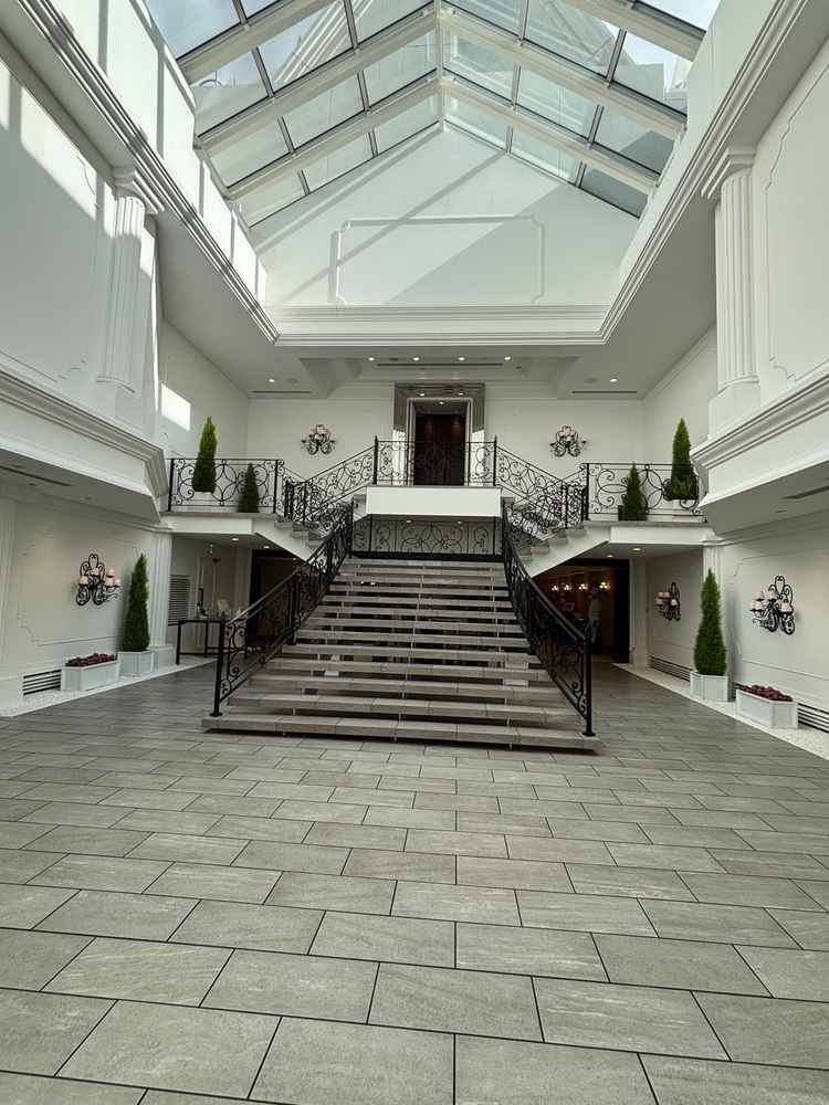 全天候型で、階段でアフターセレモニーができるのが素敵でこの後ウェルカムパーティーがあるのも良かった。