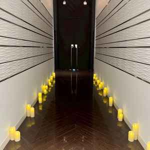 チャペルの入場前 (お母さんのお腹の中を表しているため暗いとのこと)