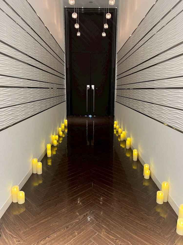 チャペルの入場前 (お母さんのお腹の中を表しているため暗いとのこと)