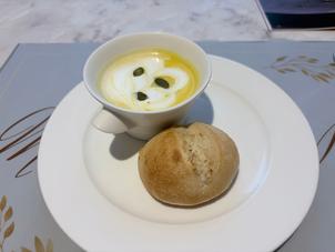 冷製スープと米粉のパン