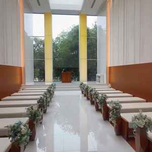 チャペル内の写真。曇りの日でも窓が大きいのでとても明るかった。