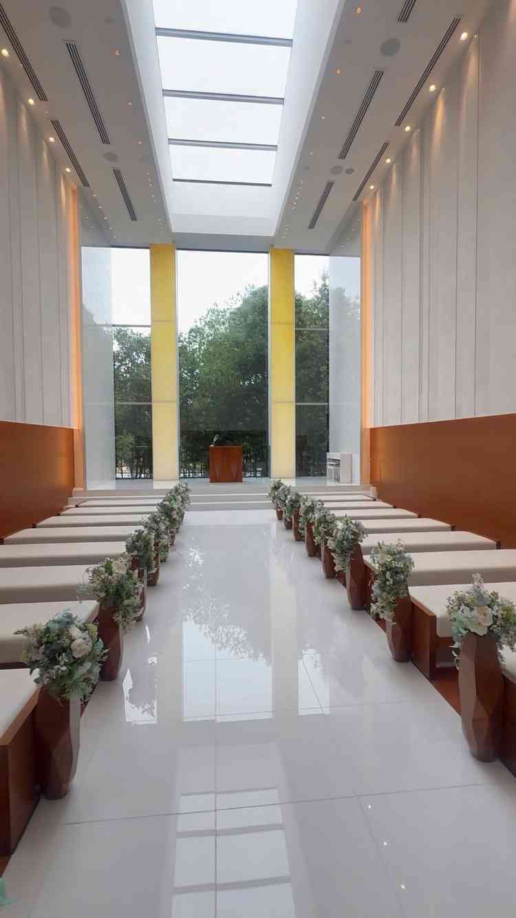 チャペル内の写真。曇りの日でも窓が大きいのでとても明るかった。