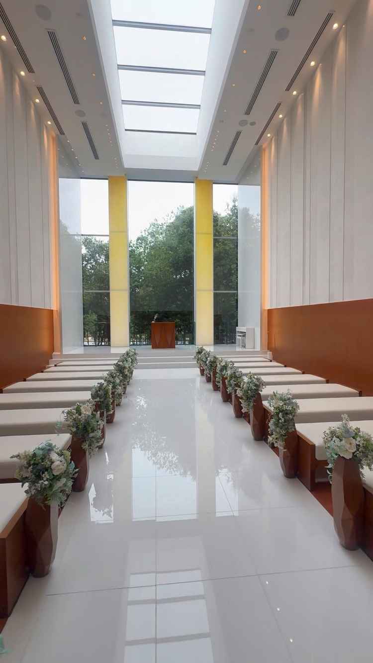 チャペル内の写真。曇りの日でも窓が大きいのでとても明るかった。