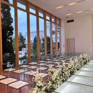 ゲストの椅子の背もたれがクリアなので、圧迫感なく椅子を並べられる