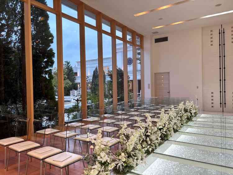 ゲストの椅子の背もたれがクリアなので、圧迫感なく椅子を並べられる