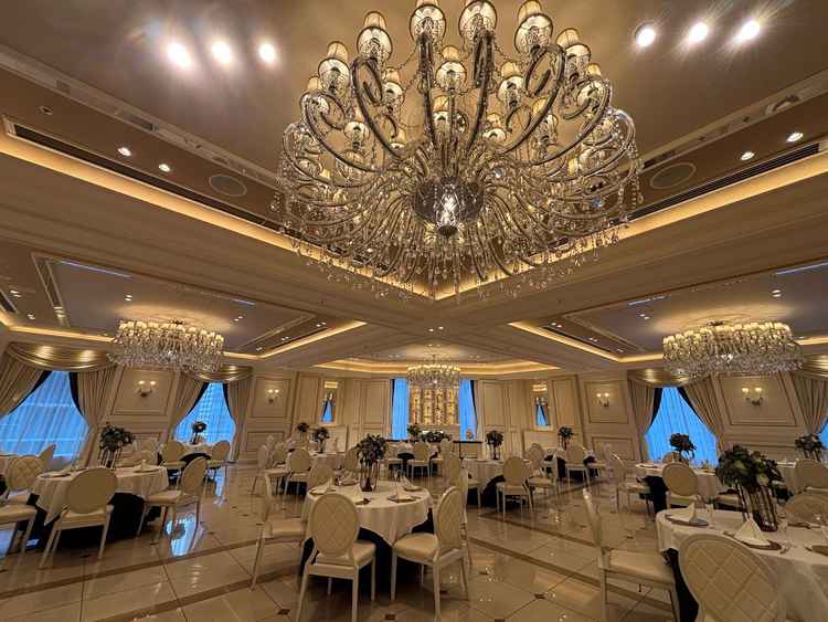 披露宴会場。ダイヤモンドの形の部屋となっておりゲストとの距離感の近さのイメージが湧いた。