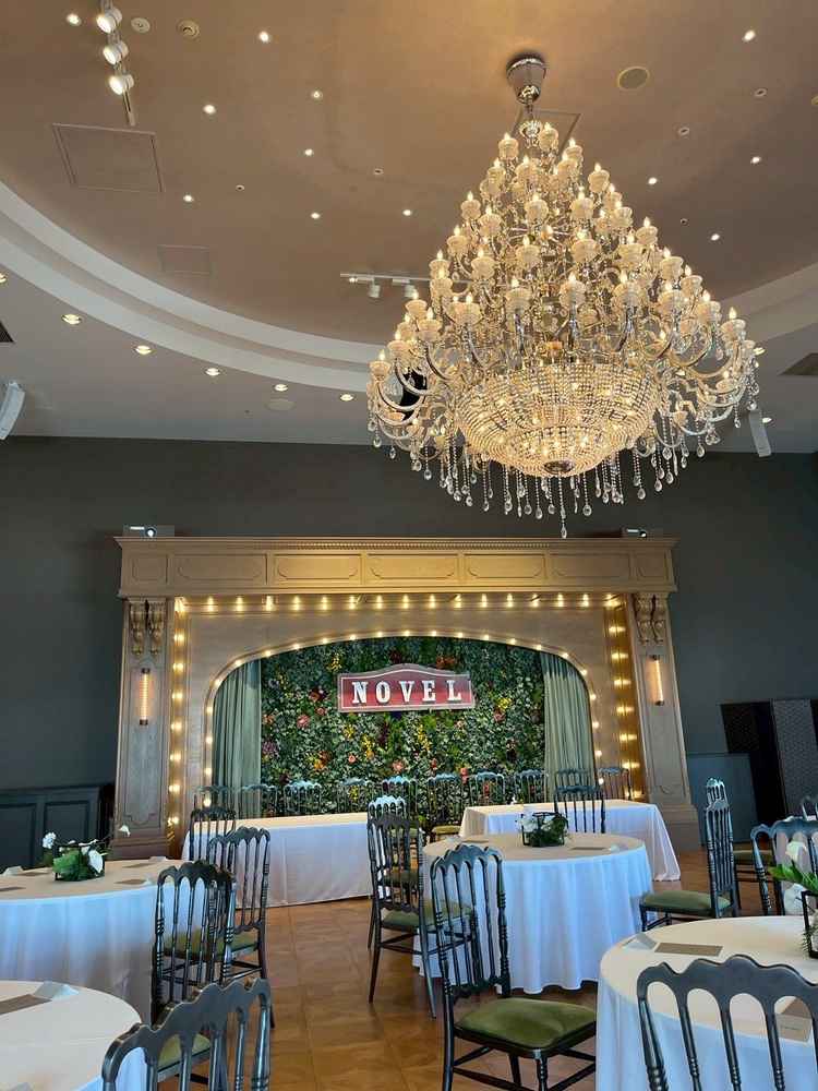 広いほうの披露宴会場「GRAB」です。大きいシャンデリアと正方形のフロアが印象的でした。