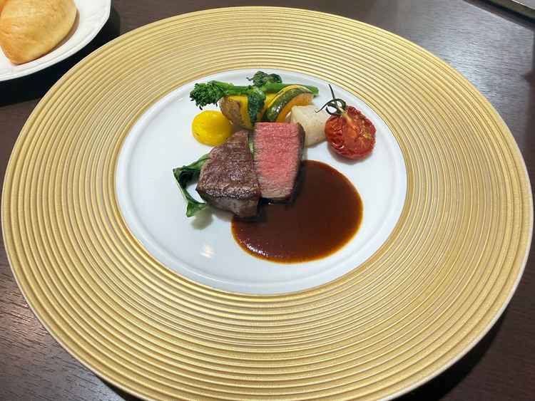 試食会で提供されたメインのお肉料理です。盛り付けが美しく、味も絶品でした。