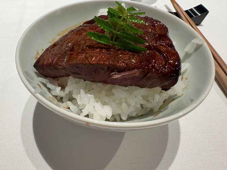 試食メイン。肉丼。目の前で焼いて頂いた。