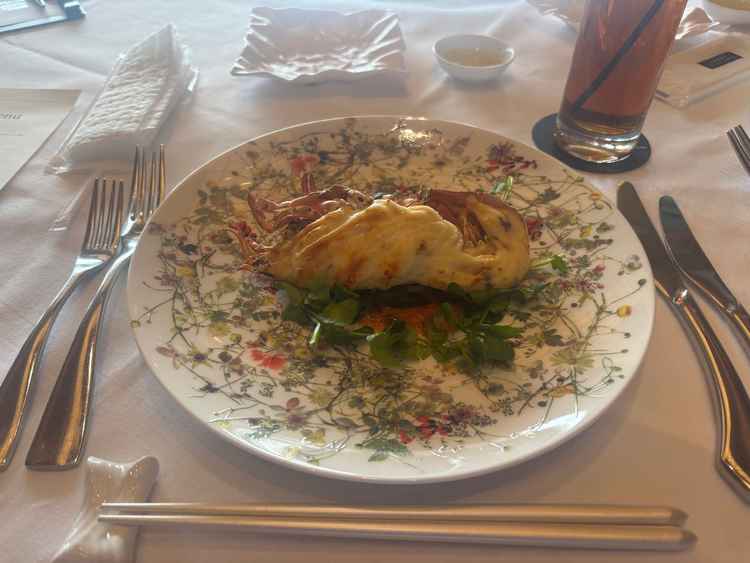 オマール海老のクリームソースの料理、お肉料理がとても美味しかった。試食した会場の雰囲気、映像もあり◎