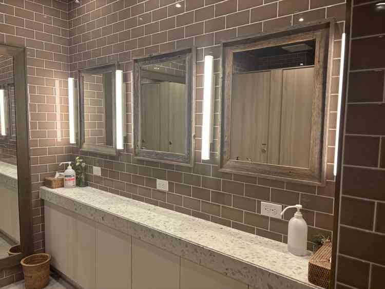 トイレの鏡でメイク直しが出来ます。アメニティやヘアアイロンをゲストの為に持ち込み可能です。