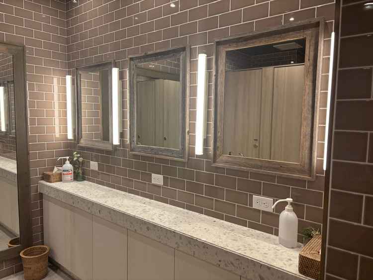 トイレの鏡でメイク直しが出来ます。アメニティやヘアアイロンをゲストの為に持ち込み可能です。