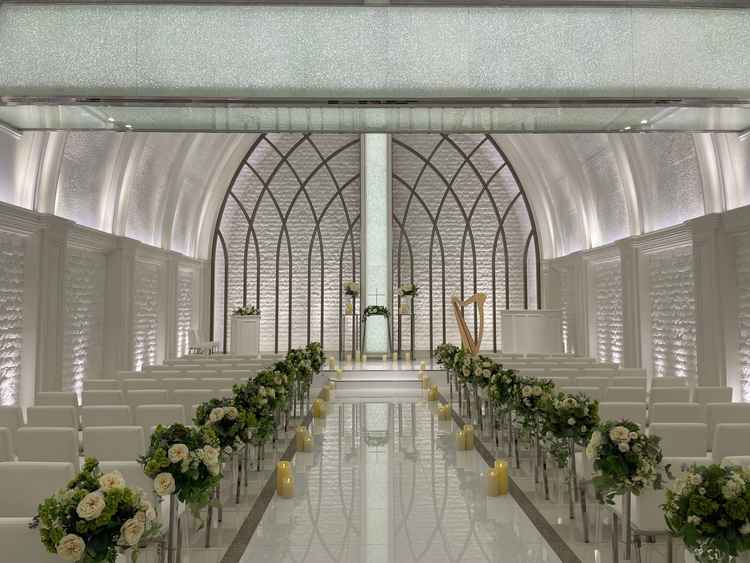 7階の挙式会場。天井が高く、壁が天然石で音もクリアに聞こえる。