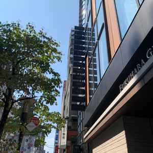 会場の外観。ビルの一階には別の店舗が入っているため、少し分かりにくいかもしれません。