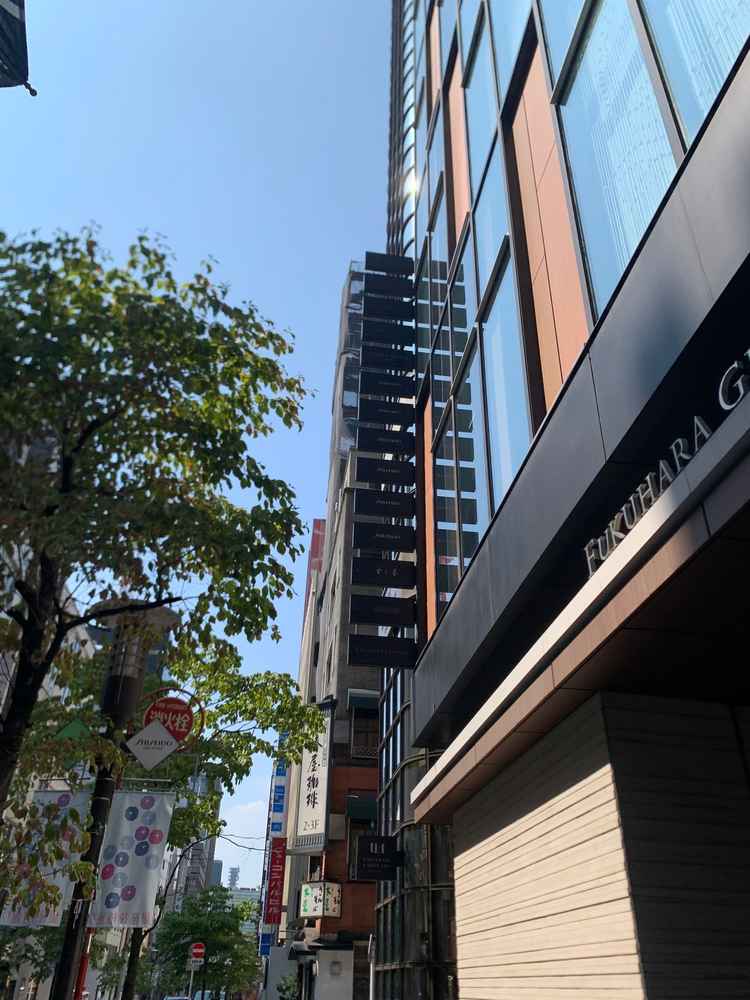 会場の外観。ビルの一階には別の店舗が入っているため、少し分かりにくいかもしれません。