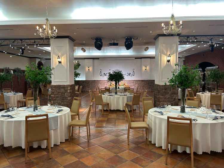 白とブラウンでナチュラルな雰囲気の披露宴会場