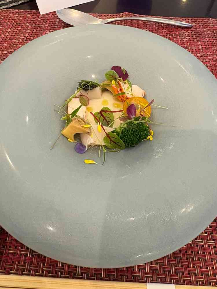 試食の前菜。中央は玉ねぎのソースで、甘みがあった。トマトやブロッコリーの野菜が甘く、美味しかった。