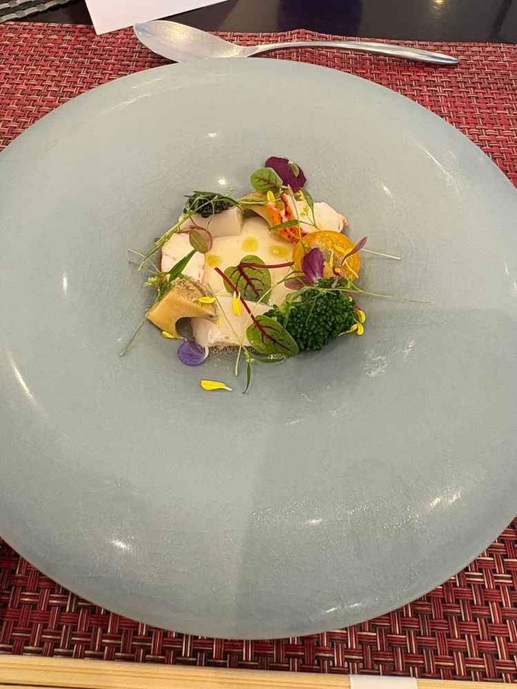 試食の前菜。中央は玉ねぎのソースで、甘みがあった。トマトやブロッコリーの野菜が甘く、美味しかった。