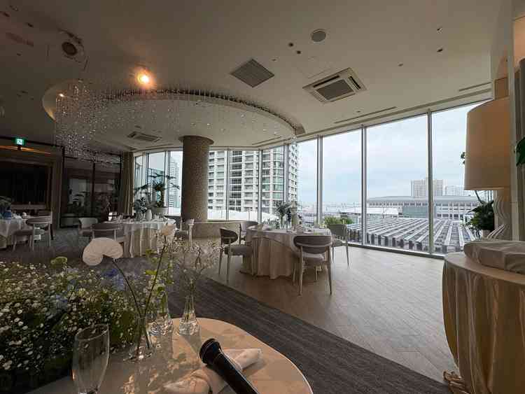 披露宴会場の新郎席からの景色