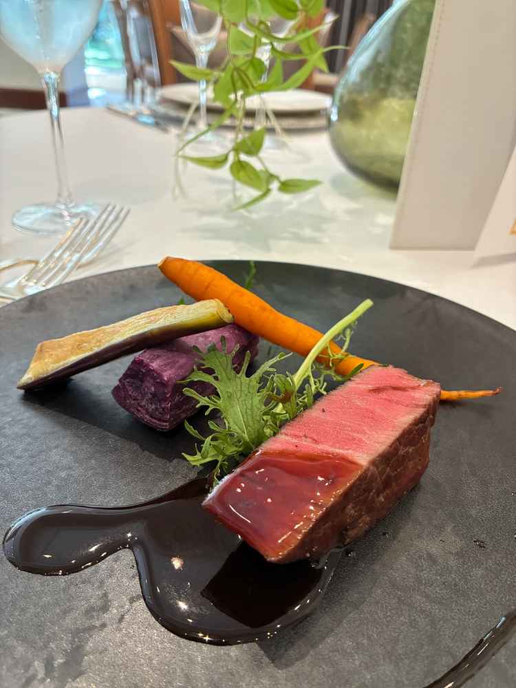 幸せ絆牛フィレのポワレなど3品を披露宴会場で実際に試食。シェフの挨拶もあり本格的でした！