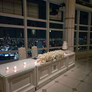 披露宴会場。自分たちのうしろにスカイツリー。椅子の高さがゲストと変わらないので後ろの席は見ずらい。