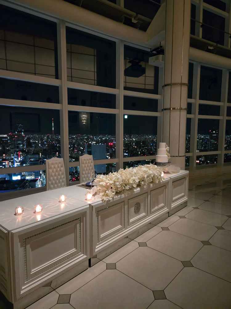 披露宴会場。自分たちのうしろにスカイツリー。椅子の高さがゲストと変わらないので後ろの席は見ずらい。