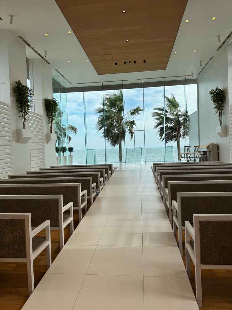 チャペルは、バージンロードが傾斜になっており、全てのゲストが挙式を観やすい作りになっていた。