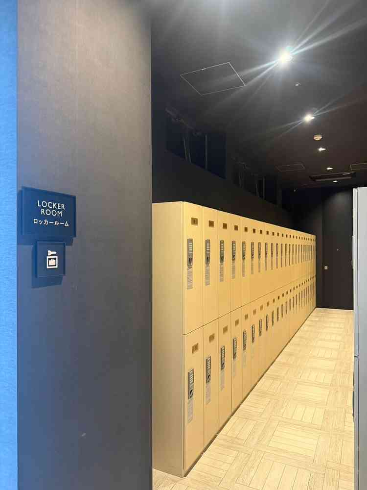 クロークに預けることも出来ますが、ロッカーの用意があり手荷物だけならクラークを寄らずに帰宅できます。