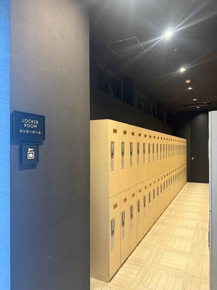 クロークに預けることも出来ますが、ロッカーの用意があり手荷物だけならクラークを寄らずに帰宅できます。