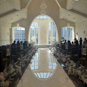 バージンロードの横幅の広さと開放感が印象的なチャペル。大理石なので下にも姿が映る