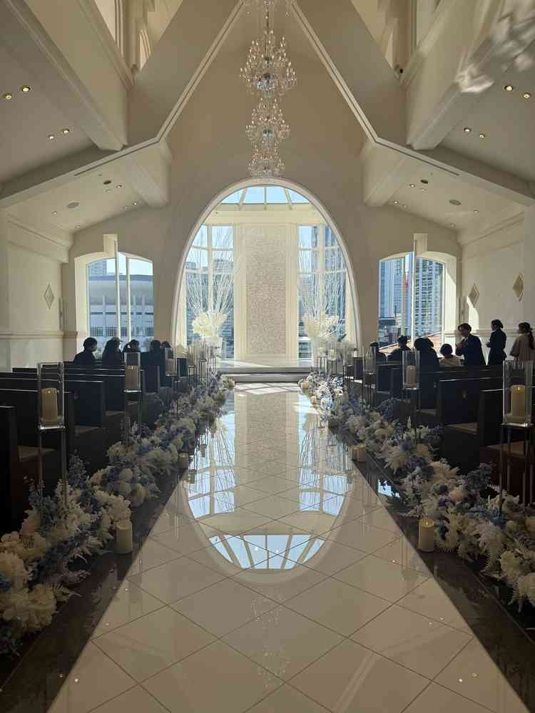 バージンロードの横幅の広さと開放感が印象的なチャペル。大理石なので下にも姿が映る