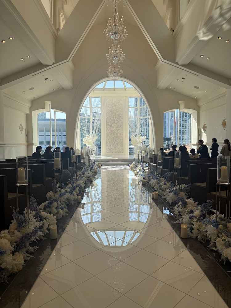 バージンロードの横幅の広さと開放感が印象的なチャペル。大理石なので下にも姿が映る